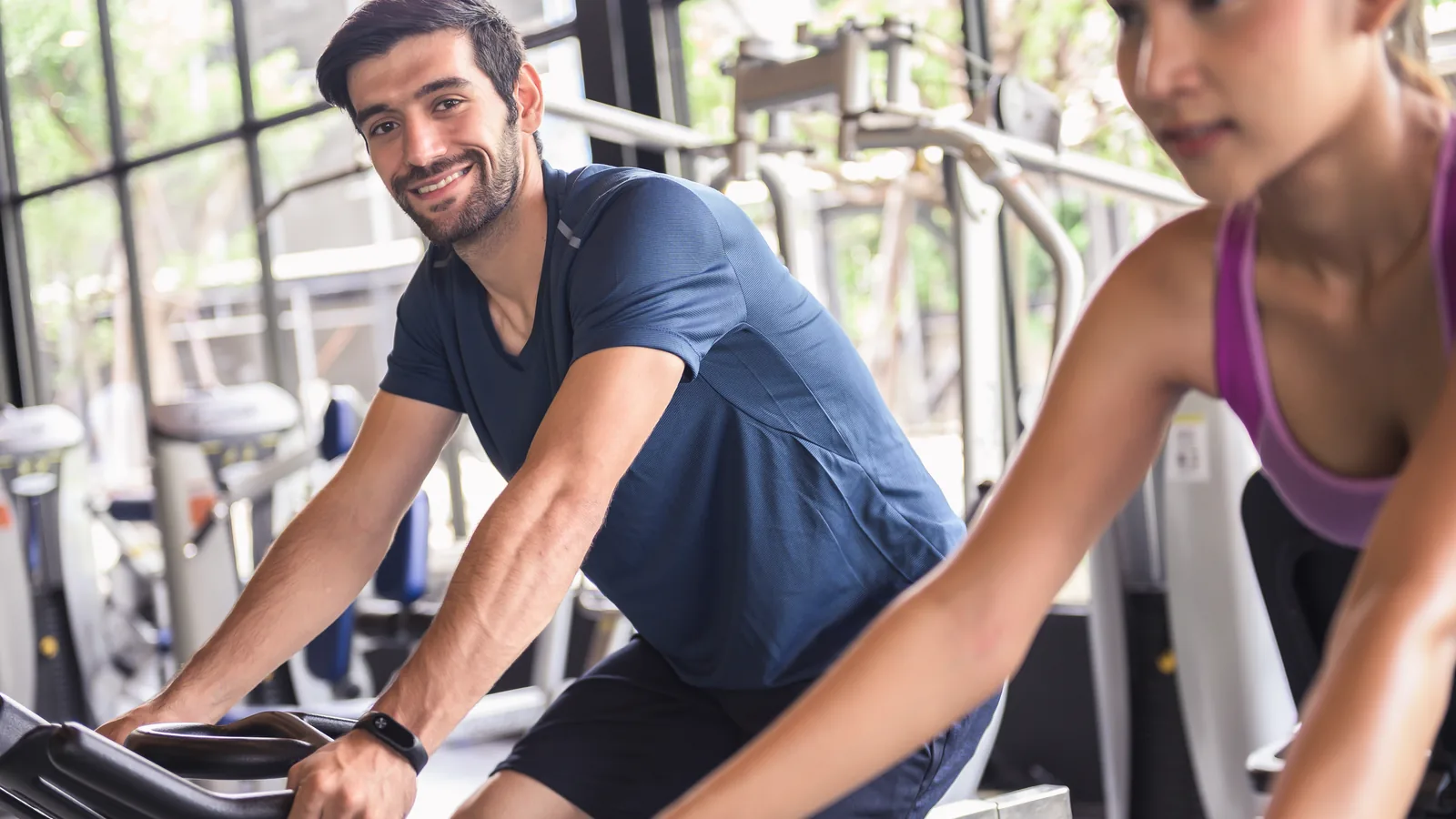 Teilnehmerin in einem Indoor-Cycling-Kurs