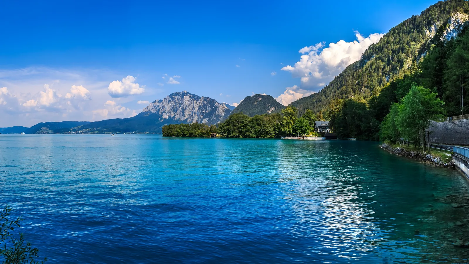 Der Attersee mit Bergpanorama und Uferstraße