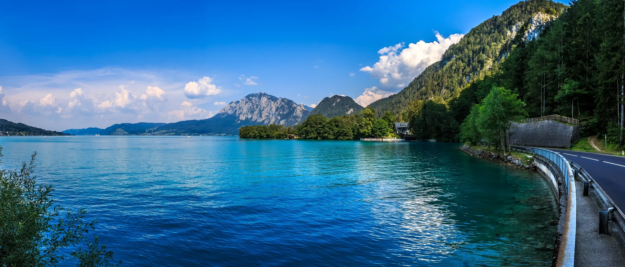 Der Attersee mit Bergpanorama, Uferstraße am rechten Bildrand