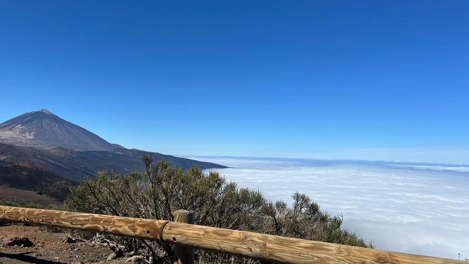 Passstraße über dem Wolkenmeer auf Teneriffa