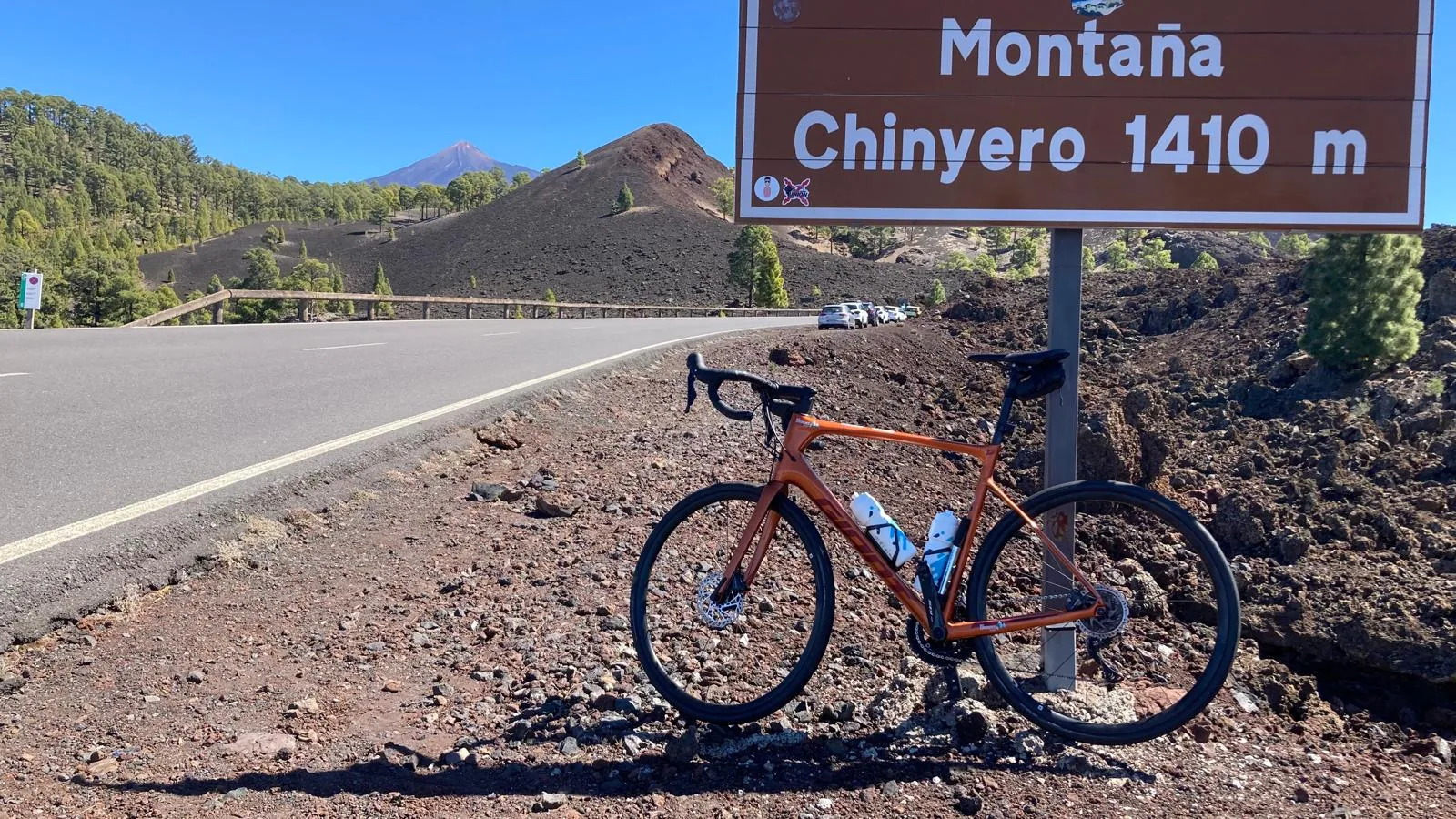 Rennrad am Schild Montaña Chinyero, im Hintergrund der Teide