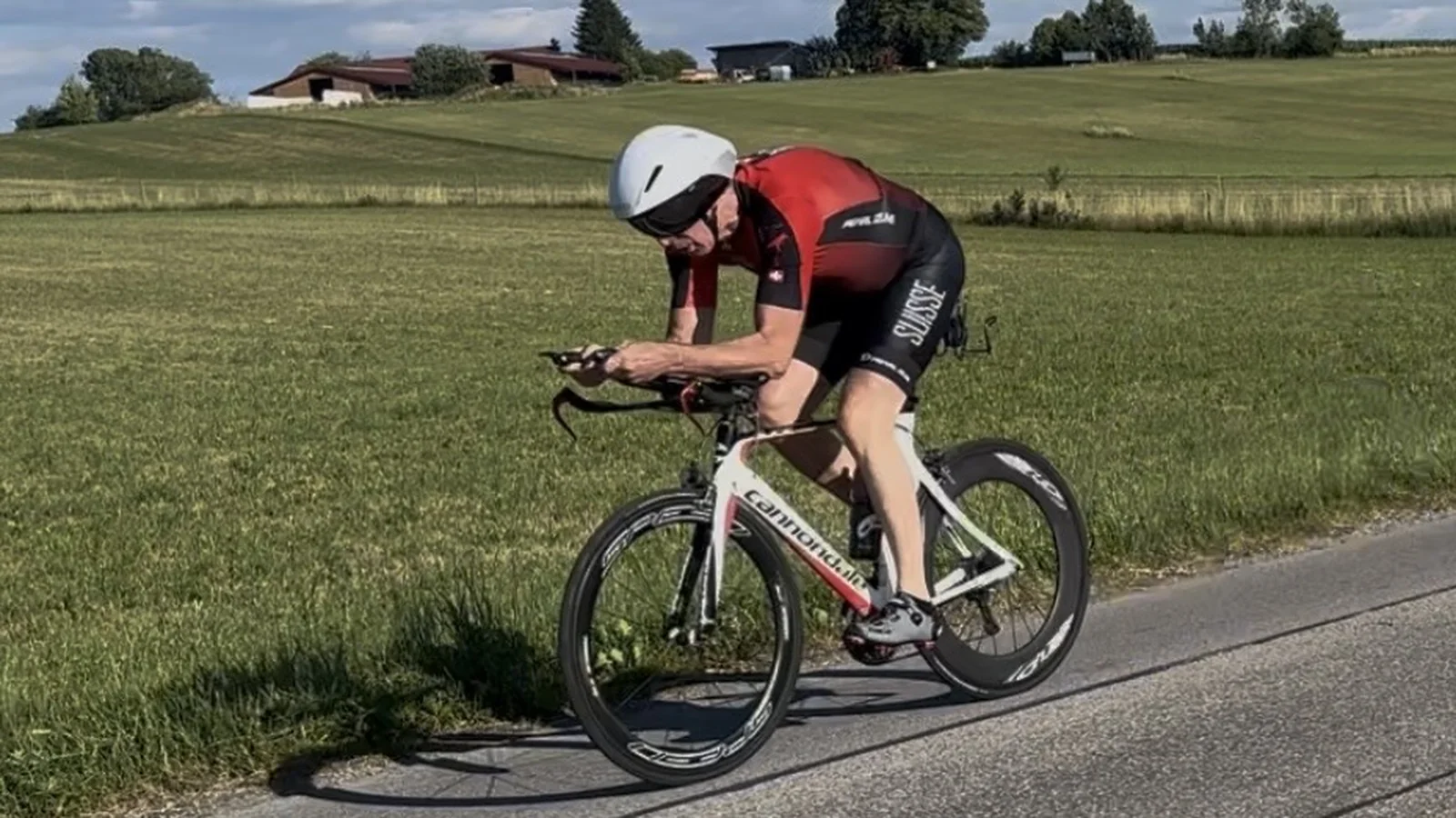Rennradfahrer im Wettkampf auf der Straße