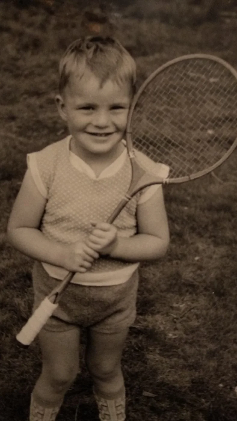Norbert Endres als Kind mit Badmintonschläger