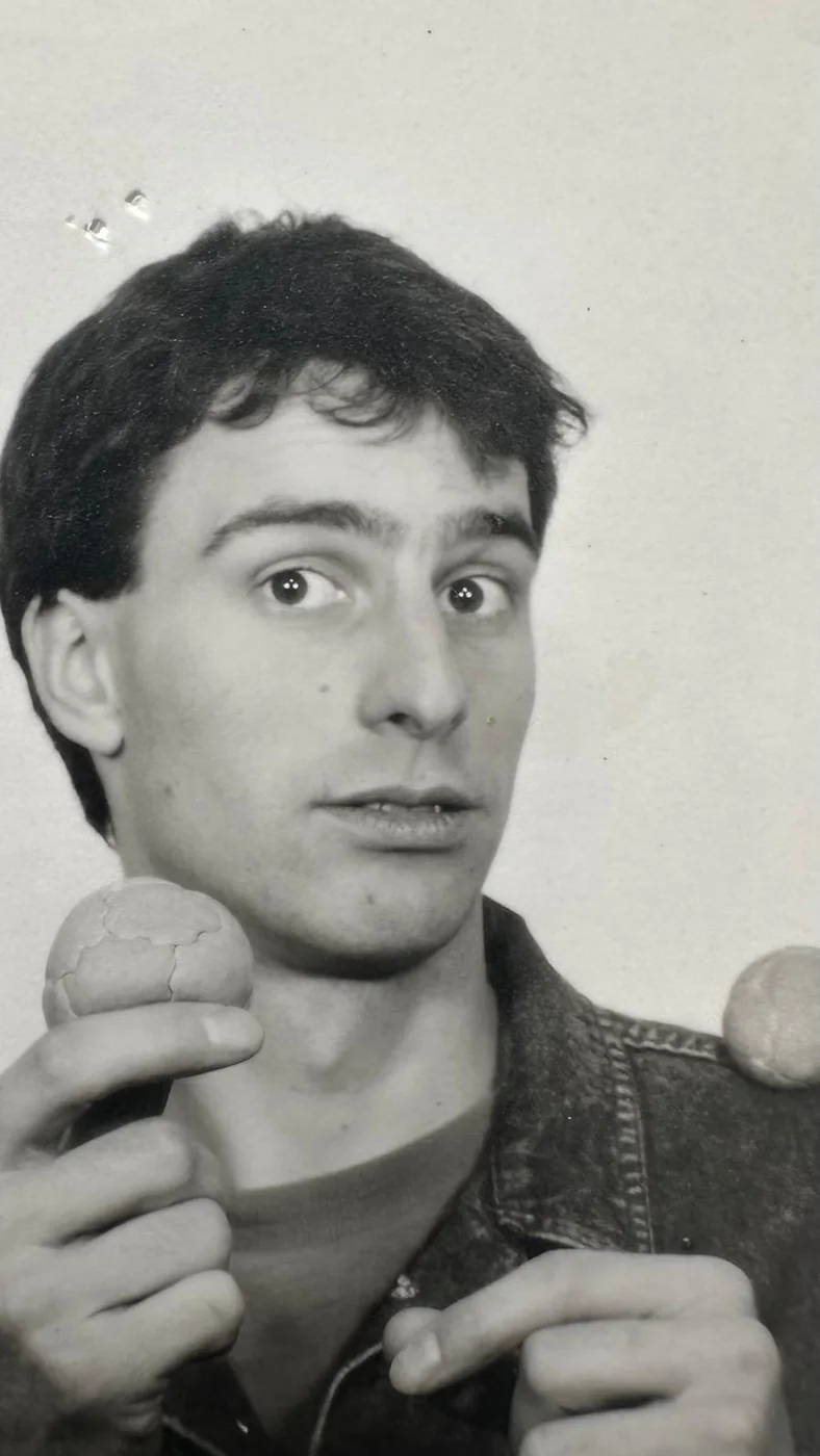Norbert Endres mit zwei Hacky-Sack-Bällen, Porträtaufnahme