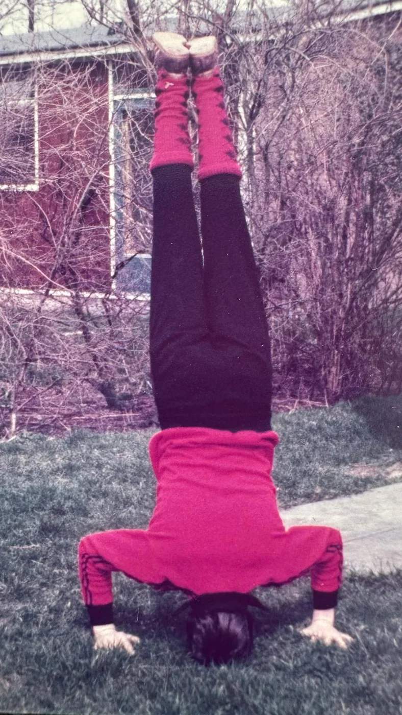 Norbert Endres im Handstand auf dem Rasen
