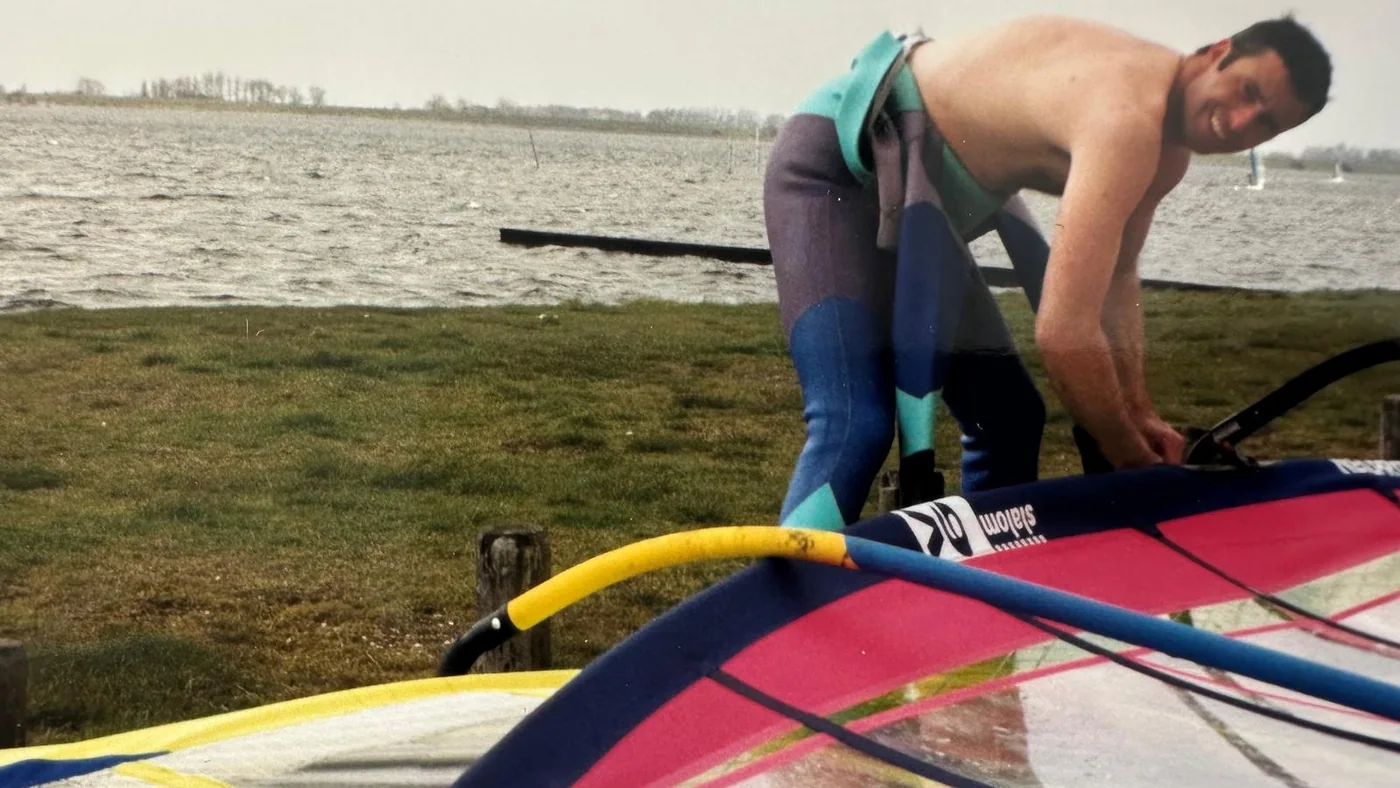 Norbert Endres beim Windsurfen am See