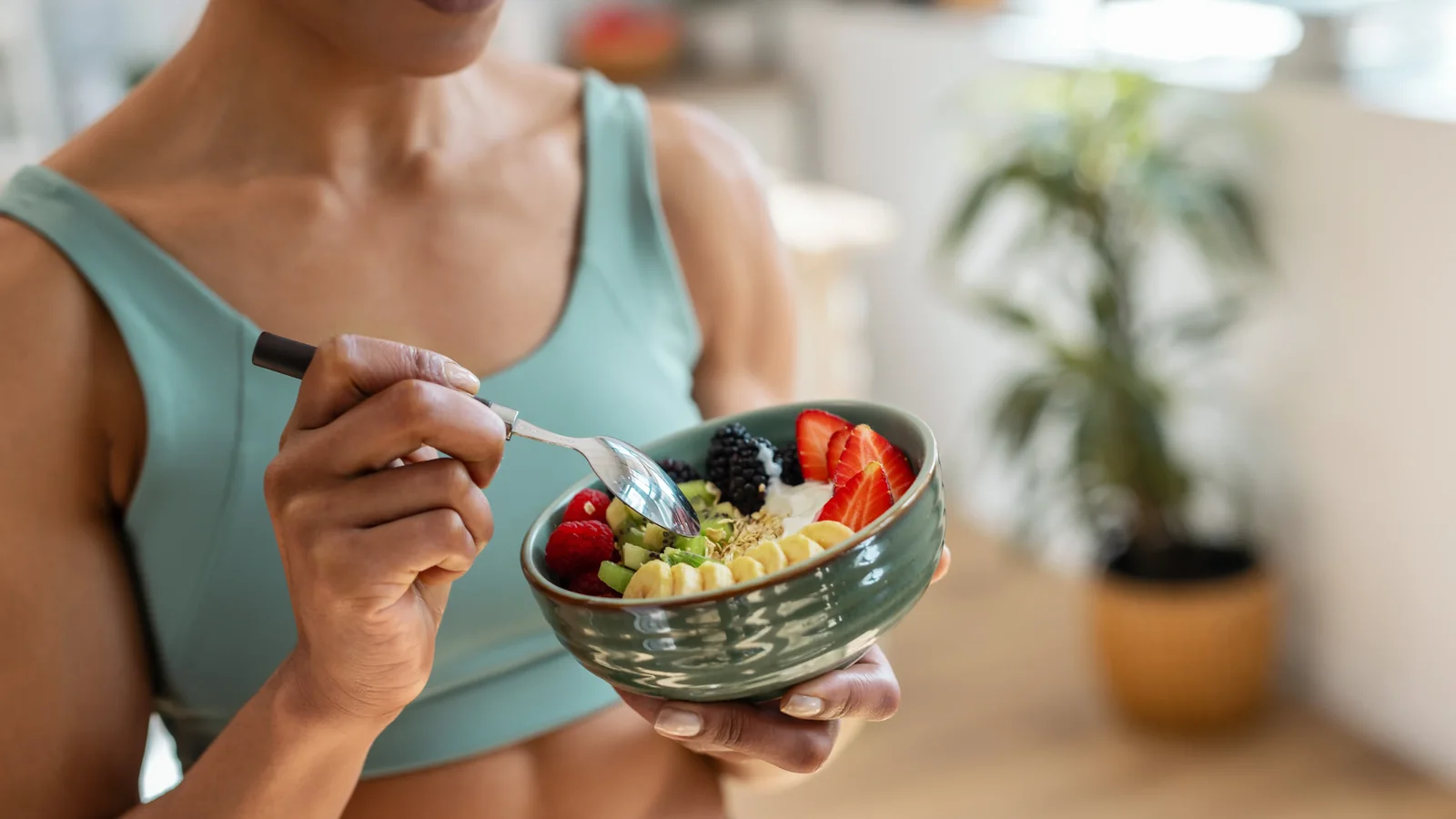 Sportlerin mit Obstsalat