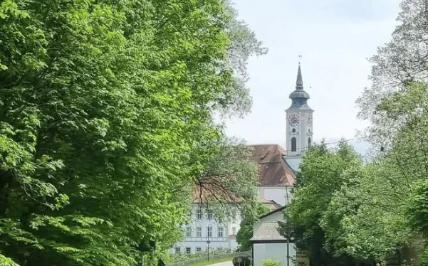 Kloster Schäftlarn mit Kirchturm zwischen Bäumen