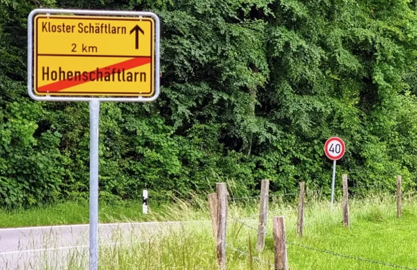 Ortsschild Hohenschäftlarn mit Hinweis Kloster Schäftlarn, 2 km